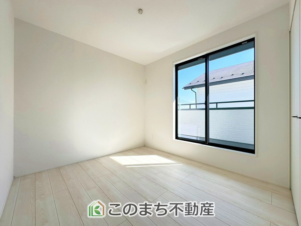 グラファーレ宇都宮市針ヶ谷町2期の洋室|採光も確保されたお部屋です。大きいベッドを置いても余裕のあるゆとり空間。
