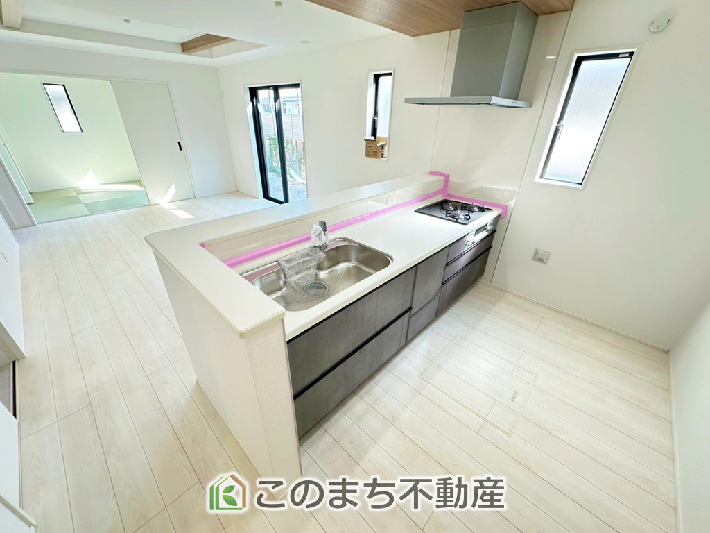 グラファーレ宇都宮市針ヶ谷町2期のキッチン|"お洒落なホワイト天板のペニンシュラキッチンを採用しております。
浄水器内蔵の水栓です♪"
