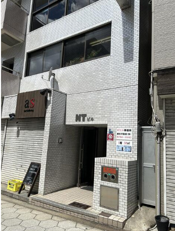 大阪市中央区安堂寺町２丁目の事務所のエントランス
