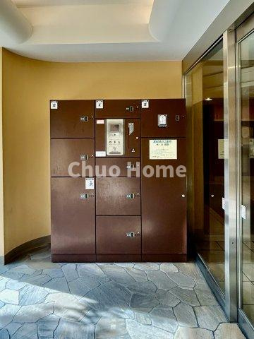 アルシオン小岩の設備|【宅配ボックス】在宅時・不在時に関わらず、居住者の代わりに非対面で宅配物を受け取ってくれる便利な設備です。わかりやすくご説明致しますので見学時にはお部屋だけではなく共用部分もぜひチェックしてください。