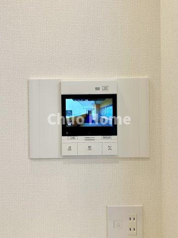 アルシオン小岩のセキュリティ|【モニターホン】誰が来たかすぐにわかるカラーモニター付きインターホン。通話ボタンを押すまでは室内の音は漏れていませんので相手を確かめてから応対できます。