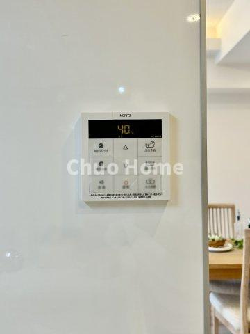 アルシオン小岩の発電・温水設備|【給湯リモコン】外での一日を忘れさせてくれるオートバス機能でお好みの湯量・温度に調整された浴槽。