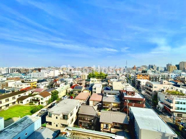 アルシオン小岩の展望|手を伸ばせば、ふれることが出来そうな環境が、そのままインテリアになったような印象です。その豊かな眺望にふさわしい空間には、通風・採光にも優れ、心地よい光と風があふれています