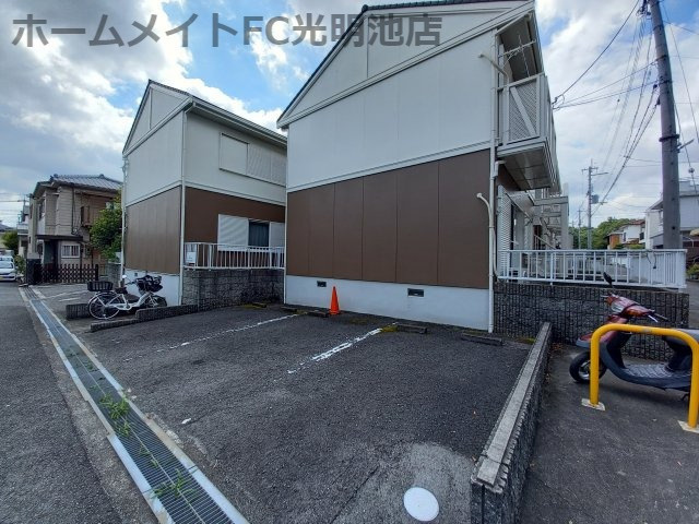 ハイツ鴨谷台B棟の駐車場