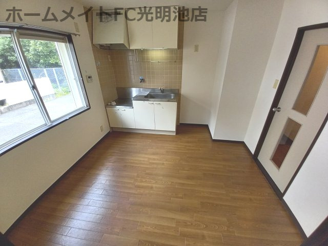 ハイツ鴨谷台B棟の居間・リビング