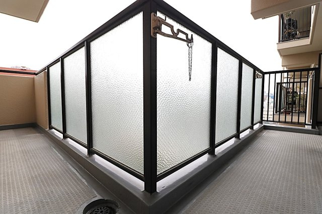 京橋グリーンハイツ三号棟のバルコニー