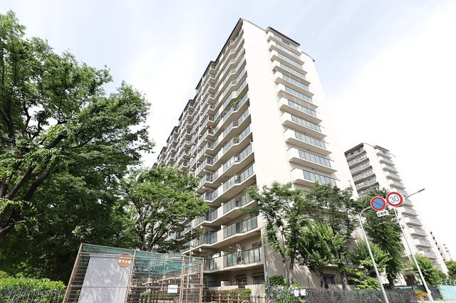 京橋グリーンハイツ二号棟の外観