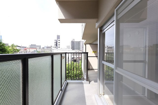 京橋グリーンハイツ二号棟のバルコニー