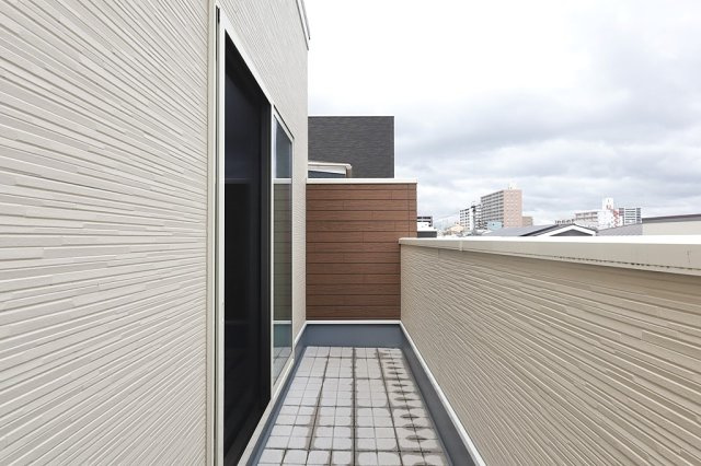 大阪府大阪市住之江区東加賀屋3-4-4-11のバルコニー
