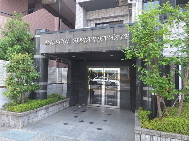 プレステージ甲南山手のエントランス