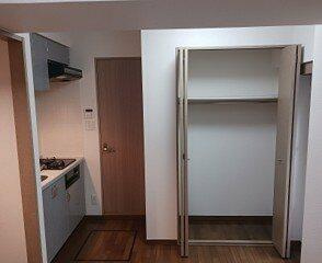 フェニックス目黒の居間・リビング|収納もあるお部屋です