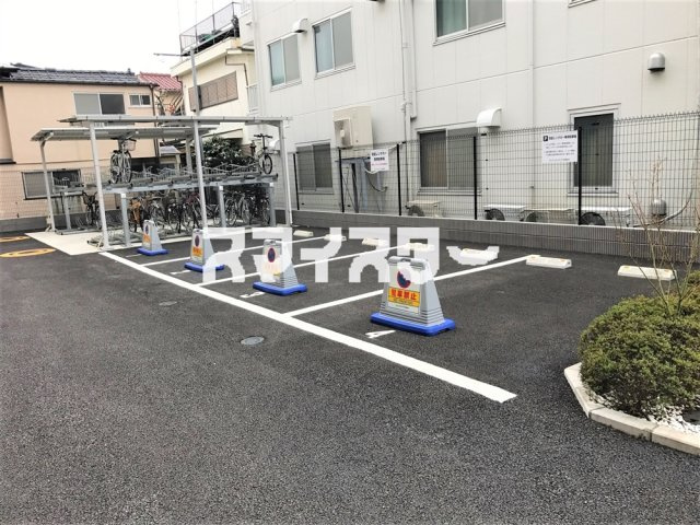 立川市曙町１丁目の賃貸マンションの駐車場