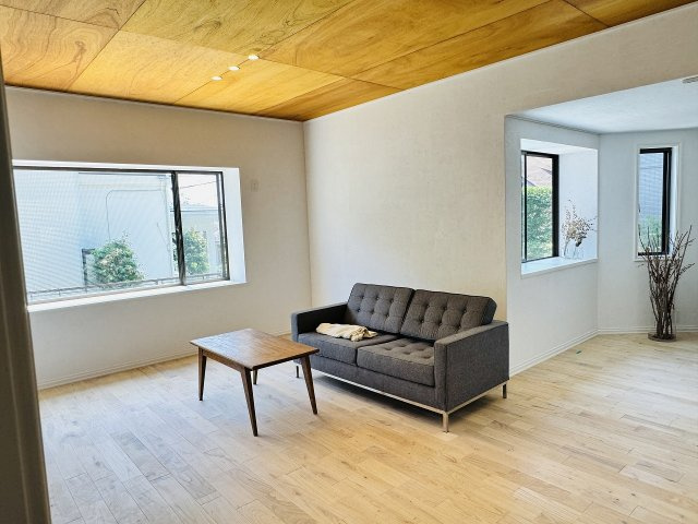 八王子市　南陽台　中古戸建ての居間・リビング|～16.3帖の明るいLDKで、家族団欒の時間をお過ごしいただけます～