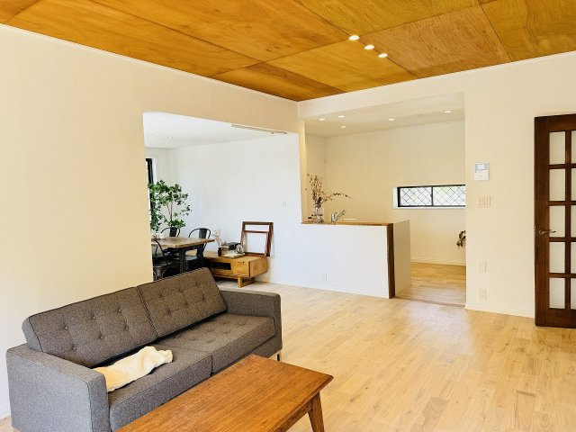 八王子市　南陽台　中古戸建ての居間・リビング|～16.3帖の明るいLDKで、家族団欒の時間をお過ごしいただけます～