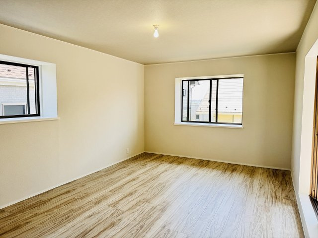 八王子市　南陽台　中古戸建ての寝室|～2階13.0帖の主寝室　ベッドなど大型家具のレイアウトもしやすい広さです～