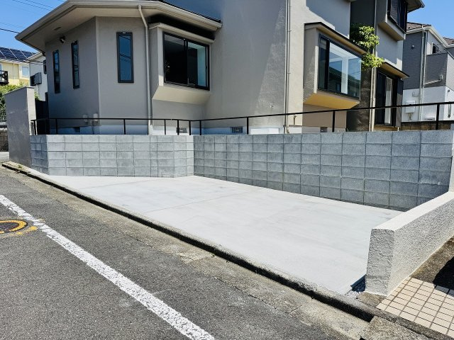 八王子市　南陽台　中古戸建ての駐車場|～建物西側・北側に計2台分のカースぺース～