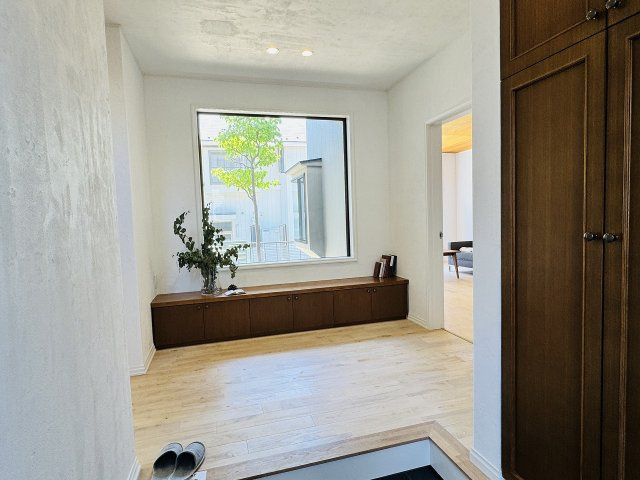 八王子市　南陽台　中古戸建ての玄関|～玄関ホール正面は庭　大きな窓から見える景色も素敵です～