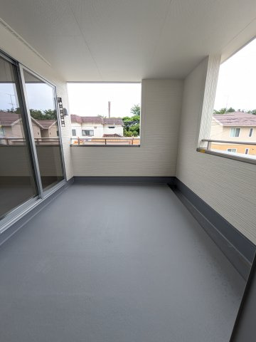 【自由ヶ丘4期／1号棟】　いわき駅まで徒歩20分　セブンイレブンまで徒歩4分のバルコニー|◆バルコニーの写真です◆　洗濯物から布団まで一度にたくさん干せて便利です♪
