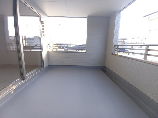 【いわき市四倉町上仁井田／全6棟／1号棟】　生活施設が徒歩圏内に揃うロケーション！のバルコニー|同施工　お洗濯にも便利なバルコニー付き