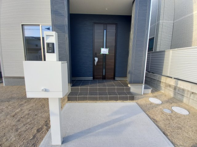 【いわき市四倉町上仁井田／全6棟／1号棟】　生活施設が徒歩圏内に揃うロケーション！の玄関|同施工◆玄関の写真です◆
広々玄関で人の出入りが楽！　シューズボックスは収納力たっぷりで、整理整頓も楽ちんですね。お洒落な玄関はお客様からも喜んでいただけそうです！！