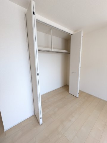 【いわき市四倉町上仁井田／全6棟5号棟】　プライベートに配慮した4LDK☆の収納|◆クローゼットの写真です◆　季節を問わずにたっぷり収納ができます。冬物の収納にも困りません。お子様のお片付けも上手にできそうです。