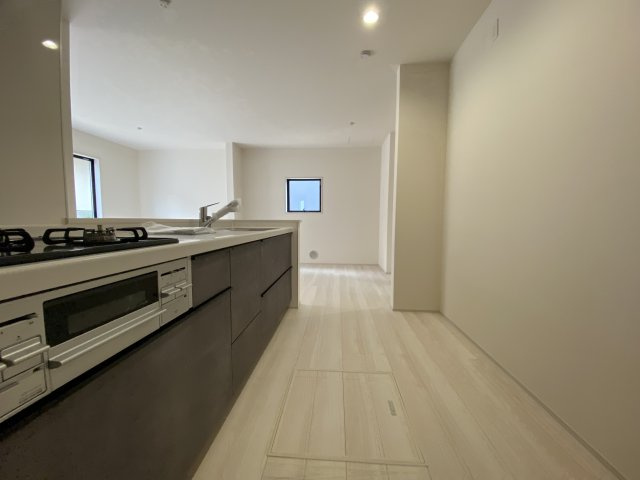 【いわき市常磐下船尾1期／全3棟　3号棟】　おしゃれで快適なベランピングを楽しめる家♪♪のキッチン|同施工◆リビングの写真です◆　休日はリビングで、ゆっくりとテレビ鑑賞など…楽しみが増えますね。　