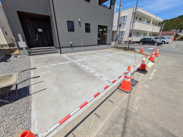 ☆新築デザイナーズ分譲　【いわき市平南白土　全６棟】　4号棟の前面道路含む現地写真|◆外観の写真です◆　
暮らしやすさに配慮したゆとりある住空間です♪　人気のデザイナーズ物件で気分が上がりますね♪（＾＾）/