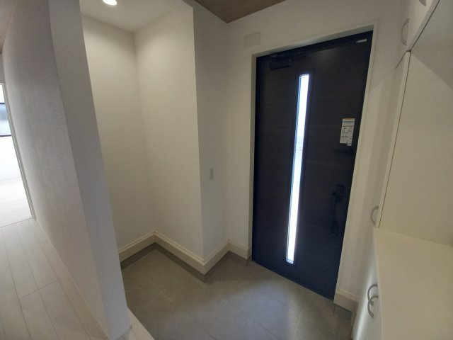 ◇泉町下川　3期　全5棟　2号棟　家族で暮らしやすい4LDK！◇の玄関|◆玄関の写真です◆
お洒落な玄関は気分が良いですね♪広々とした玄関になっております。　ご両親やお友達が来ても、靴の置き場に困ることはありません。収納力たっぷりで、整理整頓も楽ちんですね。


