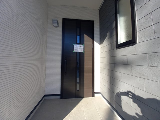 ◇泉町下川　3期　全5棟　2号棟　家族で暮らしやすい4LDK！◇の玄関|シンプルで使いやすい玄関です