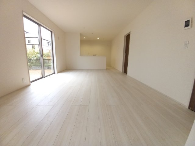 【いわき市常磐下船尾1期／全3棟　2号棟】　オール電化のデザイナーズ新築建売住宅♪♪の居間・リビング|同施工◆リビングの写真です◆木の温もりがやさしいフローリングは安らぎをもたらすプライベート空間♪