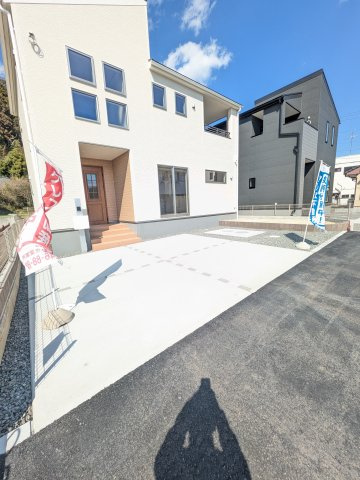 【いわき市常磐下船尾1期／全3棟　1号棟】　磐崎小・磐崎中の駐車場|同施工◆カースペースの写真です◆
陽当りの良い駐車場は週末の洗車も快適です♪お車の他にも、自転車をとめられそうなスペースもございます。
