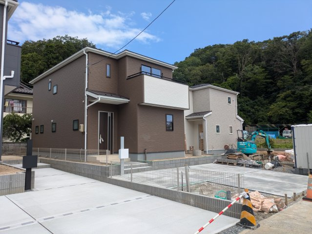 【いわき市常磐下船尾1期／全3棟　1号棟】　磐崎小・磐崎中の前面道路含む現地写真|◆外観の写真です◆　
＼楽しみが広がる憧れのマイホーム (^^♪／
子供部屋や主寝室などお部屋の使い分けができ、ファミリー層が暮らしやすい4LDKです！

