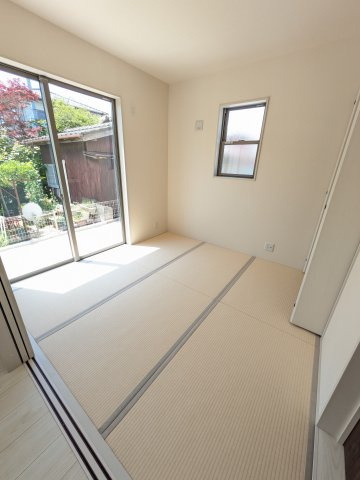 【いわき市四倉町上仁井田／全6棟／4号棟】　＼必ずもらえる！選べる！キャンペーン実施中♪／の和室|◆和室の写真です◆　お泊りに来た親戚や来客時、ちょっと横になりたい時にあると便利です♪　和の雰囲気が心を落ち着かせてくれますね♪