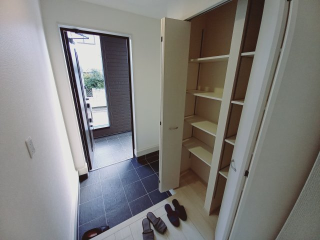 【いわき市久之浜第5】　ご予約受付中！お早めに！　デザイナーズ新築建売住宅☆の玄関|同施工◆玄関の写真です◆広々玄関で人の出入りが楽！　シューズボックスは収納力たっぷりで、整理整頓も楽ちんですね。