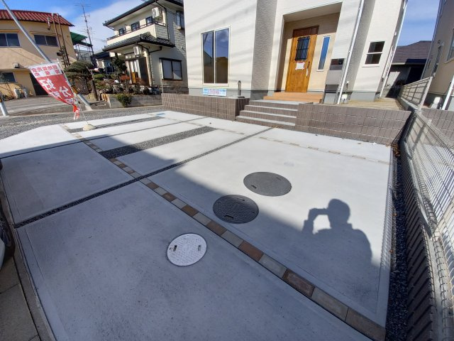 【いわき市久之浜第5】　ご予約受付中！お早めに！　デザイナーズ新築建売住宅☆の駐車場|同施工　◆カースペースの写真です◆陽当りの良い駐車場は週末の洗車も快適です♪お車の他にも、自転車をとめられそうなスペースもございます。
