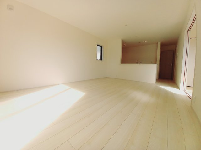 【いわき市久之浜第5】　ご予約受付中！お早めに！　デザイナーズ新築建売住宅☆の居間・リビング|同施工◆リビング写真です◆木の温もりがやさしいフローリングは安らぎをもたらすプライベート空間♪