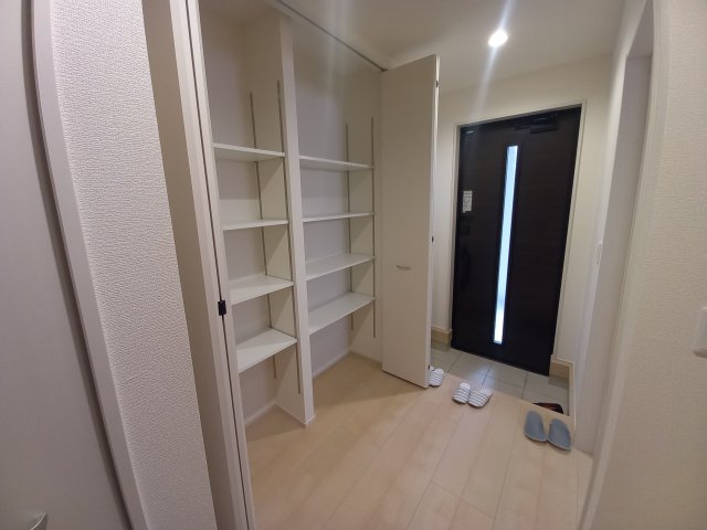 【平下平窪第12／全3棟　1号棟】　平第四小・第一中　長期優良住宅の玄関|同施工　◆玄関の写真です◆
お洒落な玄関は気分が良いですね♪広々とした玄関になっております。　ご両親やお友達が来ても、靴の置き場に困ることはありません。収納力たっぷりで、整理整頓も楽ちんですね。

