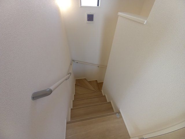 ◇泉町下川　3期　全5棟　5号棟　効率と利便性を意識した家事動線で過ごしやすい間取り♪の内装|◆階段の写真です◆　窓から日が差して足元がしっかり確認できますね♪
さりげなく光があふれ、階段全体を柔らかく照らしています。



