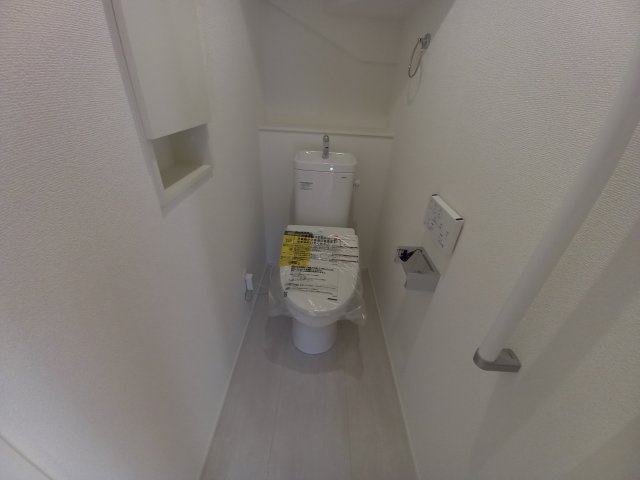 ◇泉町下川　3期　全5棟　5号棟　効率と利便性を意識した家事動線で過ごしやすい間取り♪のトイレ|◆トイレの写真です◆
便器にフチがないので汚れが隠れて見えない部分がありません。 お手入れがとってもラクラクです♪　一階、二階にそれぞれトイレがございますので、ご家族の多い方でも安心ですね♪

