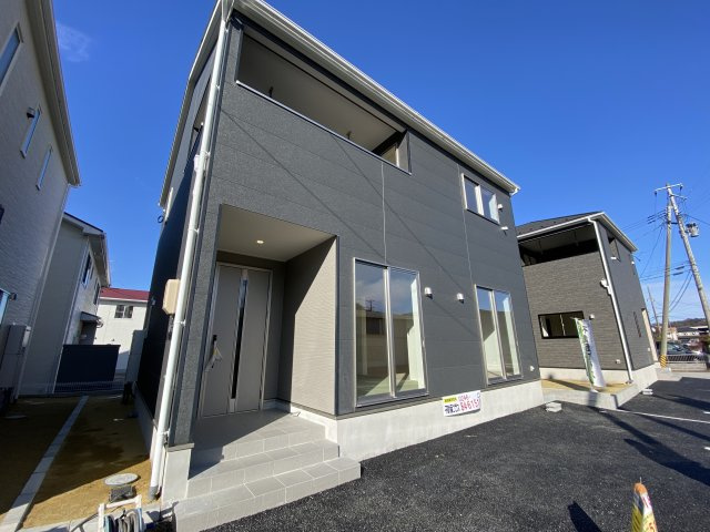 【いわき市好間町上好間第5／全3棟　2号棟】　◆子供が学校に上がる前にマイホームが欲しいあなたへ♪の前面道路含む現地写真|同施工　外壁仕上げ材は窯業系サイディング。裏面に付着した汚れが、雨水によって流れ落ちやすい「防汚機能付きサイディング」を採用。外壁の美しさが長持ちします♪
