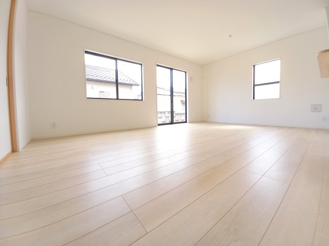 【いわき市好間町上好間第5／全3棟　2号棟】　◆子供が学校に上がる前にマイホームが欲しいあなたへ♪の居間・リビング|同施工　■□■リビングの写真です■□■　家族団らんの時間が増えそうなリビングですね。