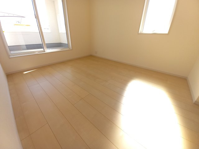 【久之浜町第4／2号棟】　お買い物に便利な立地♪　おしゃれさん必見♪デザイナーズ新築建売住宅！　の洋室|同施工　生活感のあるものを隠して置けるからお部屋をスッキリと見せやすいです。





