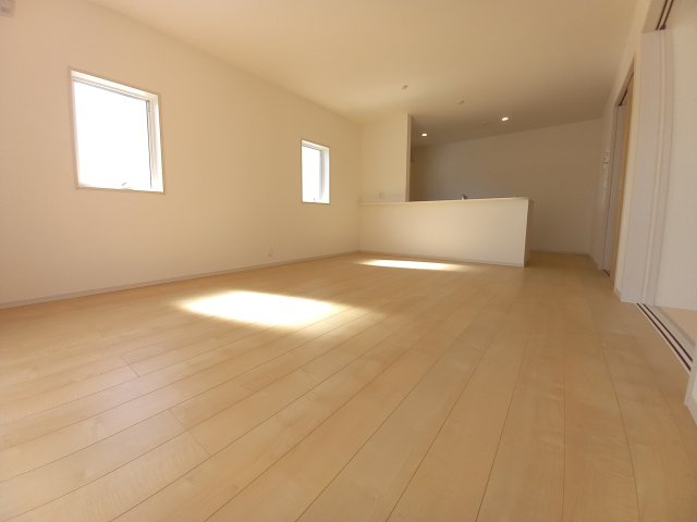 【久之浜町第4／2号棟】　お買い物に便利な立地♪　おしゃれさん必見♪デザイナーズ新築建売住宅！　の居間・リビング|同施工◆居室の写真です◆　日当たり良好の居室は気持ちが良いですね。　家族構成によって色んなアレンジを加えられます♪それぞれにプライベートなスペースを持ち、子どもたちの成長も見守ることができますね。

