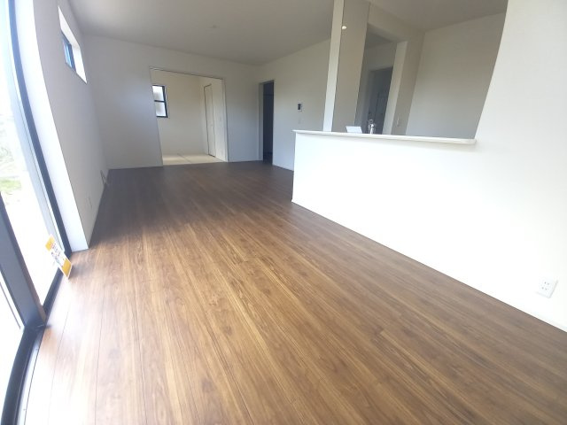【久之浜町第4／1号棟】　お買い物に便利な立地♪　おしゃれさん必見♪デザイナーズ新築建売住宅！　の居間・リビング|同施工◆居室の写真です◆　日当たり良好の居室は気持ちが良いですね。　家族構成によって色んなアレンジを加えられます♪それぞれにプライベートなスペースを持ち、子どもたちの成長も見守ることができますね。

