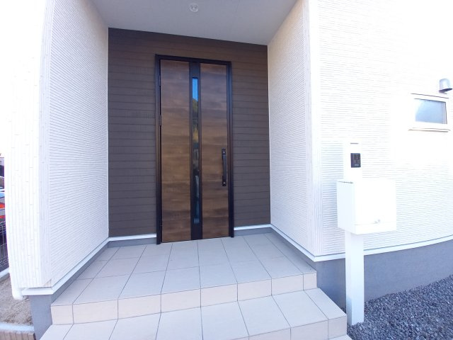 【平下平窪第12／全3棟　2号棟】　平第四小・第一中　長期優良住宅の玄関|同施工◆玄関の写真です◆
玄関の写真です。断熱玄関ドアなので、冷気や暖気の侵入や流出を抑えてくれます。
お洒落で明るい玄関は、お客様にも喜ばれそうです♪♪

