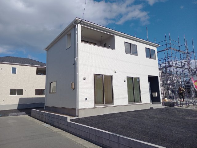 【小名浜第10／全5棟・4号棟】　休日はずっといたくなる家♪♪の前面道路含む現地写真|同施工　外壁仕上げ材は窯業系サイディング。裏面に付着した汚れが、雨水によって流れ落ちやすい「防汚機能付きサイディング」を採用。外壁の美しさが長持ちします♪