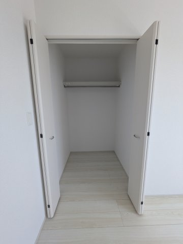 【小名浜大原　12期】　2号棟　マルト・くすりのマルトまで徒歩7分♪の収納|こまごまとしたものを収納できそうですね
