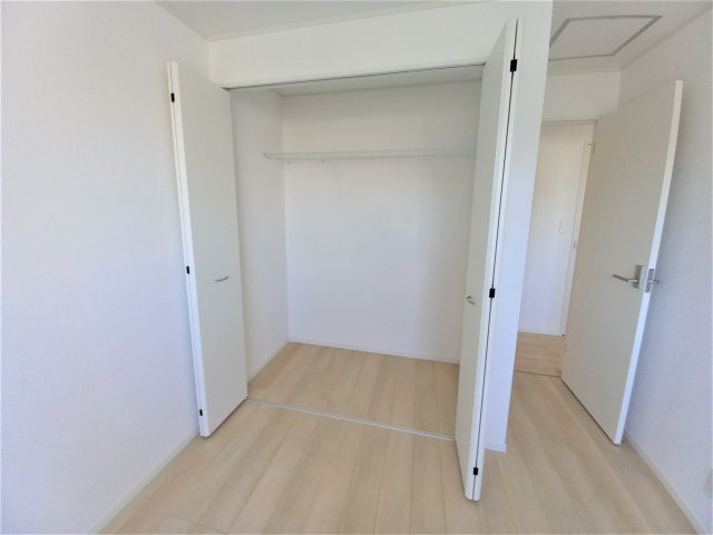 【いわき市好間町上好間第5／全3棟　1号棟】　◆子供が学校に上がる前にマイホームが欲しいあなたへ♪の収納|同施工　◆収納スペースの写真です◆　十分な広さがあるので収納には困りませんね♪　お手持ちの衣類ケースなども置ける大空間で、寝室がスッキリ使えます。