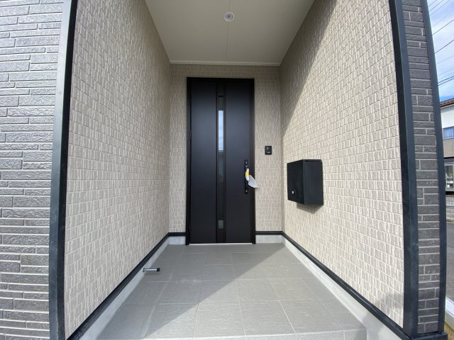【いわき市好間町上好間第5／全3棟　1号棟】　◆子供が学校に上がる前にマイホームが欲しいあなたへ♪の玄関|同施工　■□■玄関の写真です■□■　
お洒落な玄関はお客様からも喜んでいただけそうですね！！