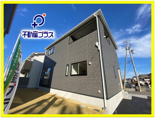 【いわき市好間町上好間第5／全3棟　1号棟】　◆子供が学校に上がる前にマイホームが欲しいあなたへ♪の前面道路含む現地写真|同施工　外壁仕上げ材は窯業系サイディング。裏面に付着した汚れが、雨水によって流れ落ちやすい「防汚機能付きサイディング」を採用。外壁の美しさが長持ちします♪